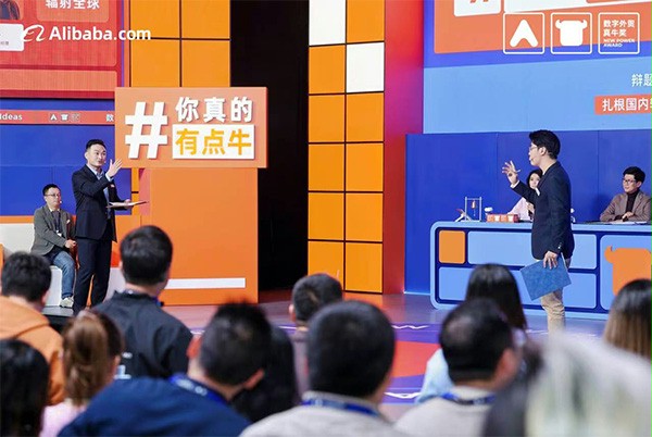 上图为：午夜福利三级片门业总经理杨元嘉与对手辩论