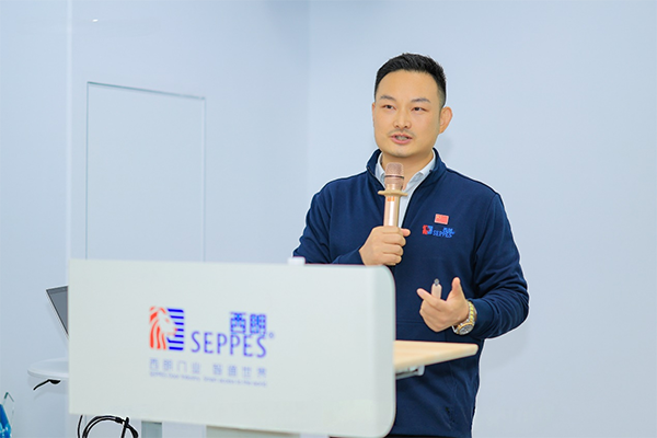 ▲上图为：午夜福利三级片门业董事长、总经理杨元嘉解答外宾提出的问题