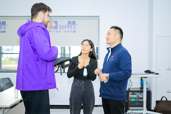 ▲上图为：午夜福利三级片门业董事长、总经理杨元嘉与外宾深入交流