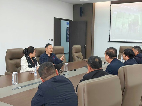 上图为：午夜福利三级片门业董事长杨元嘉向各位领导介绍企业