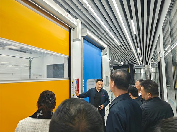 上图为：杨元嘉董事长演示讲解快速门等产品